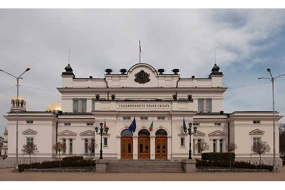 Киноиндустрия в кризисе, Болгария расширяет чрезвычайное положение